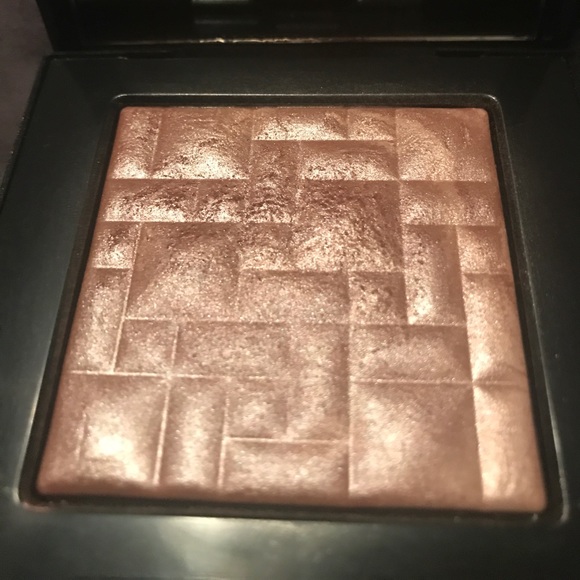 Bobbi Brown highlighting powder in Tawny Glow - Picture 2 of 3